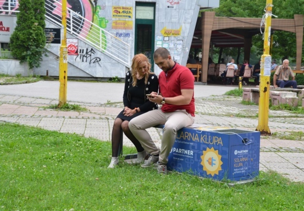 Donacija solarne klupe gradu Tuzla - saopštenje za javnost